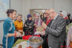 阿联酋校园里的中国年