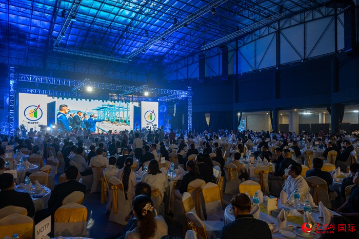 1月31日,缅甸—中国投资和贸易促进会在仰光举办成立庆典仪式。图为仪式举行前,现场大屏幕播放缅甸代总统敏昂莱参观天津港的视频。人民网记者 谢佳君摄