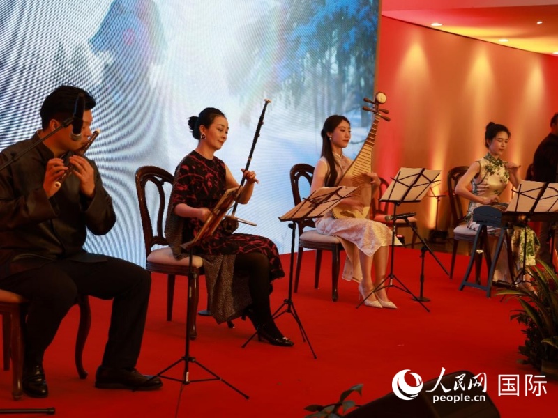 中国音乐学院民族室内乐团现场演奏《春节序曲》《我和我的祖国》《喜洋洋》等中国经典民乐，以及巴西民歌《在路旁》，赢得阵阵掌声。人民网记者 陈海琪摄