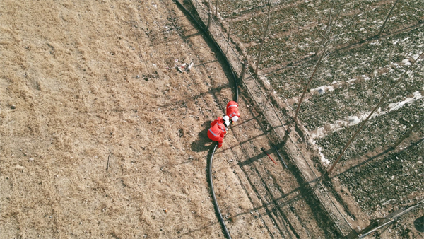 工作人员铺设试验用高压柔性复合管。受访者供图