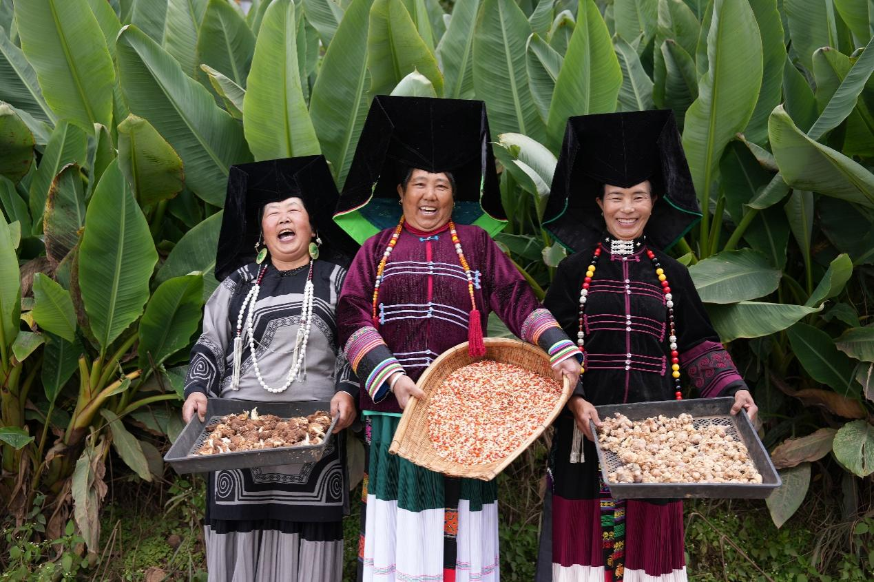 图为阿妈们丰收的喜悦。受访者供图