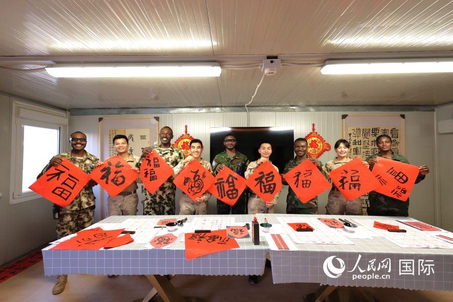 6.双方书写的“福”字 韩瑞田摄