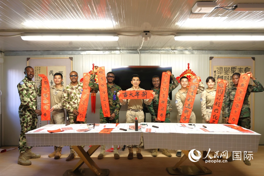 7.双方书写的春联 韩瑞田摄