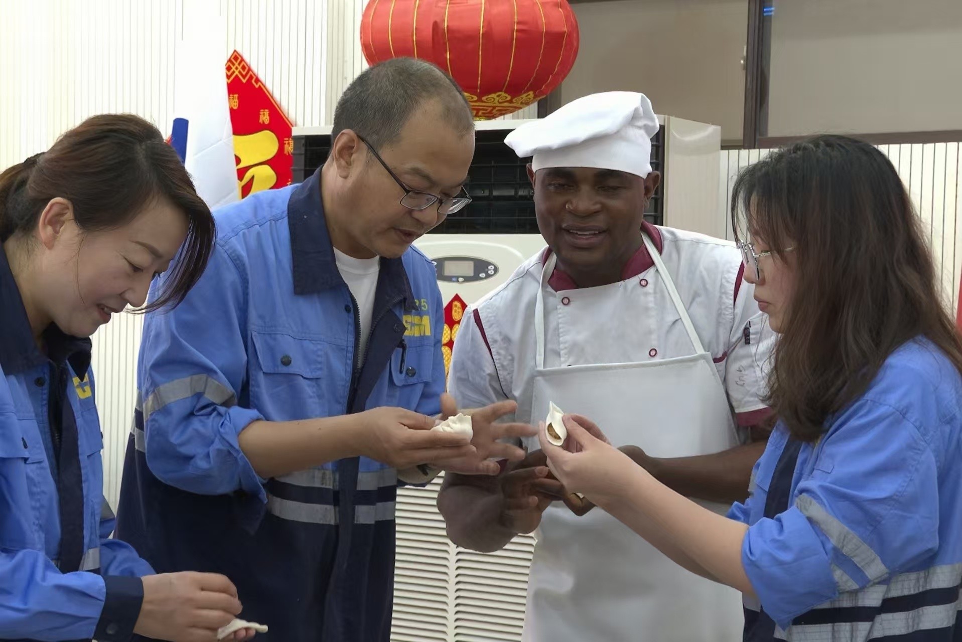 中刚员工一起包饺子。中铁资源供图