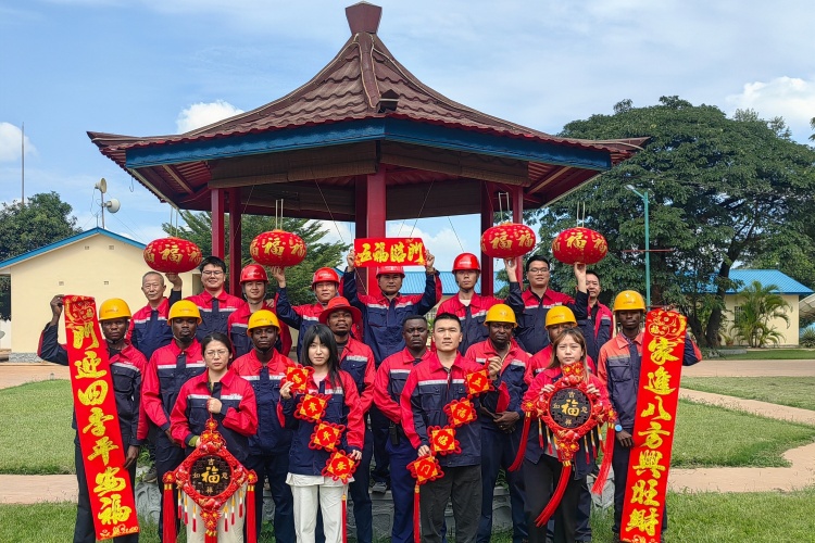 中刚员工送祝福。中铁资源供图