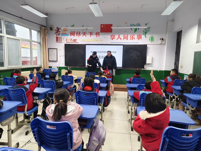 阳城县铁路护路联防中队进校园。卫凯阳摄