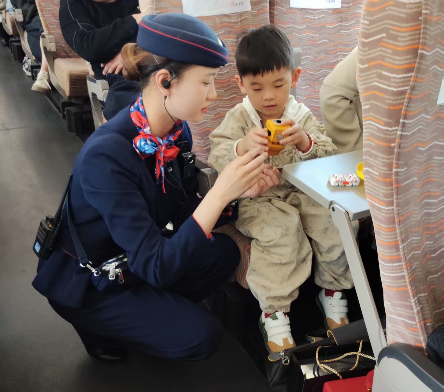 高铁工作人员服务旅客。人民网记者 王绍绍摄