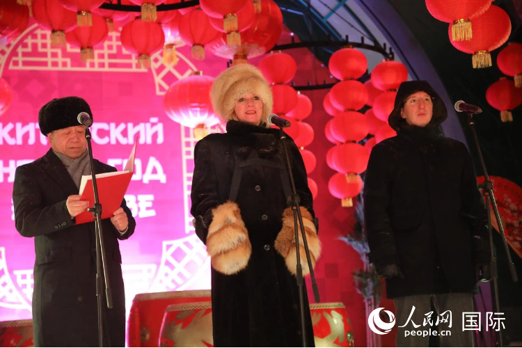 图为中国驻俄罗斯大使张汉晖（左）、俄罗斯外交部发言人玛丽亚·扎哈罗娃（中）、莫斯科市旅游委员会主席叶夫根尼·科兹洛夫（右），在活动开幕式现场致辞。人民网记者 肖新新摄