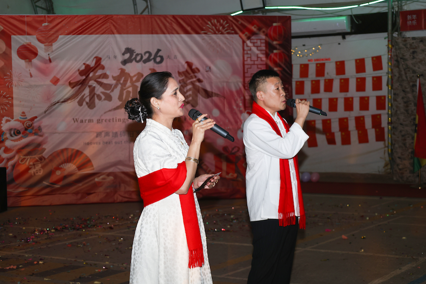 外国友人参与演唱《月亮代表我的心》。韩瑞田摄