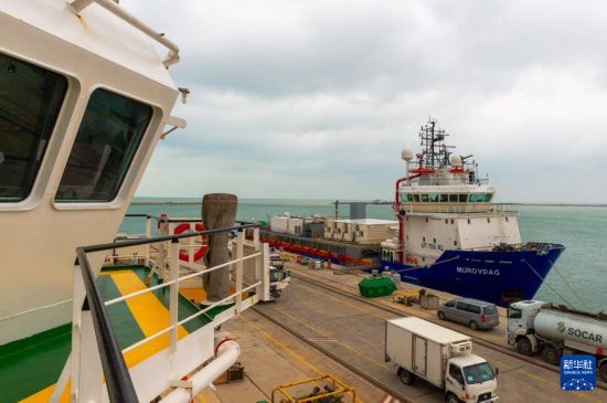 这是2月10日在阿塞拜疆巴库船厂码头拍摄的参与海上作业的震源船。新华社记者 陈俊锋 摄