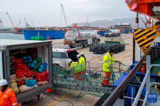 2月10日，在阿塞拜疆巴库船厂码头，工作人员对参与海上作业的船舶进行食物补给。新华社记者 陈俊锋 摄