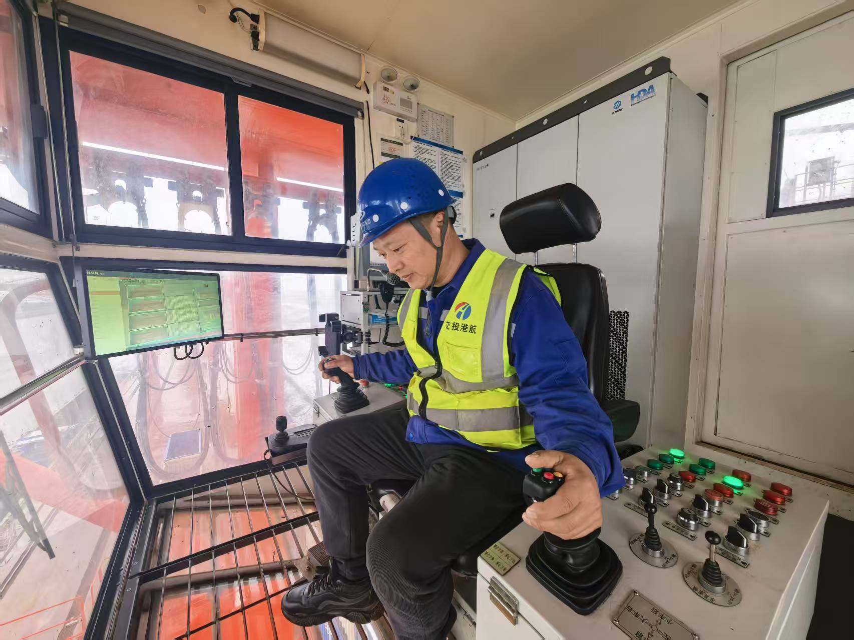 蔡师傅正在工作。人民网记者 丁亦鑫摄