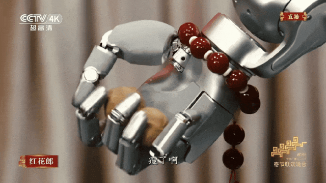 “盖博特”展示盘核桃“绝活”。图片来源：央视新闻