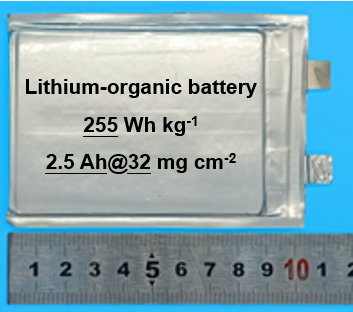 能量密度超过250瓦时/公斤的有机软包电池。（天津大学供图）