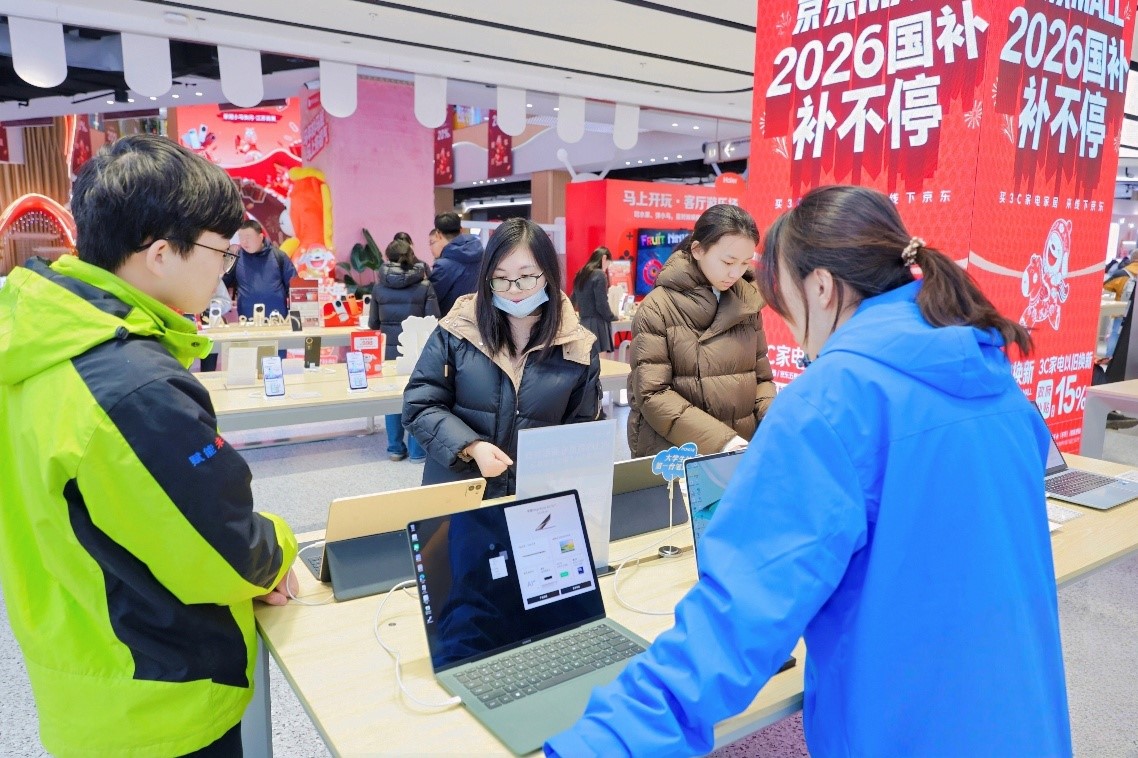 消费者在3C产品区选购笔记本电脑。人民网记者 江楠摄