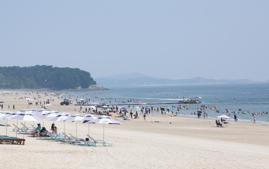 2024年8月9日,游人在韩国保宁市的海水浴场休闲。新华社记者姚琪琳摄