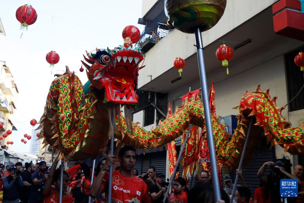 这是2月17日在巴拿马首都巴拿马城唐人街拍摄的舞龙表演。新华社发(丹尼尔·冈萨雷斯摄)