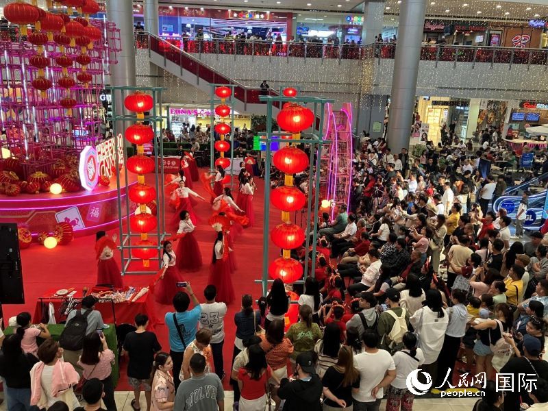 菲律宾红溪礼示大学孔子学院在克拉克市隆重举办2026春节庆祝活动，吸引千余名当地民众观看。人民网记者 樊帆摄