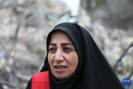 3月23日，伊朗红新月会国际事务副主席阿利什万迪在位于德黑兰北部一处遭袭现场接受新华社记者采访。新华社记者 沙达提 摄