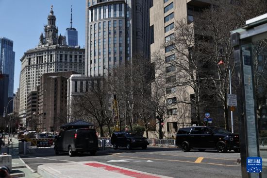 3月26日，载有马杜罗夫妇的车队离开美国纽约南区联邦地区法院。新华社发（周焕新摄）