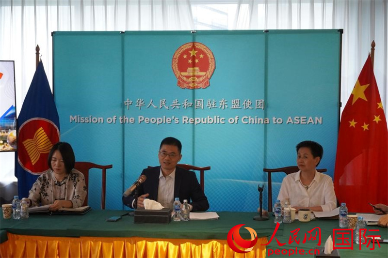 中国驻东盟大使王擎（中）在媒体智库沙龙上发言。人民网 曹师韵摄