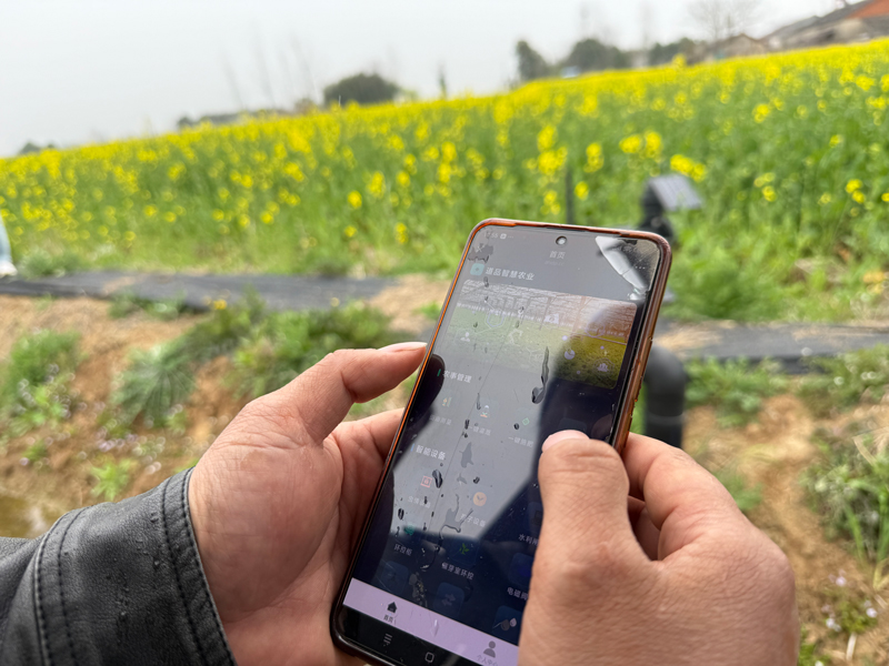 村民展示智慧水利系统。人民网记者 欧阳易佳摄