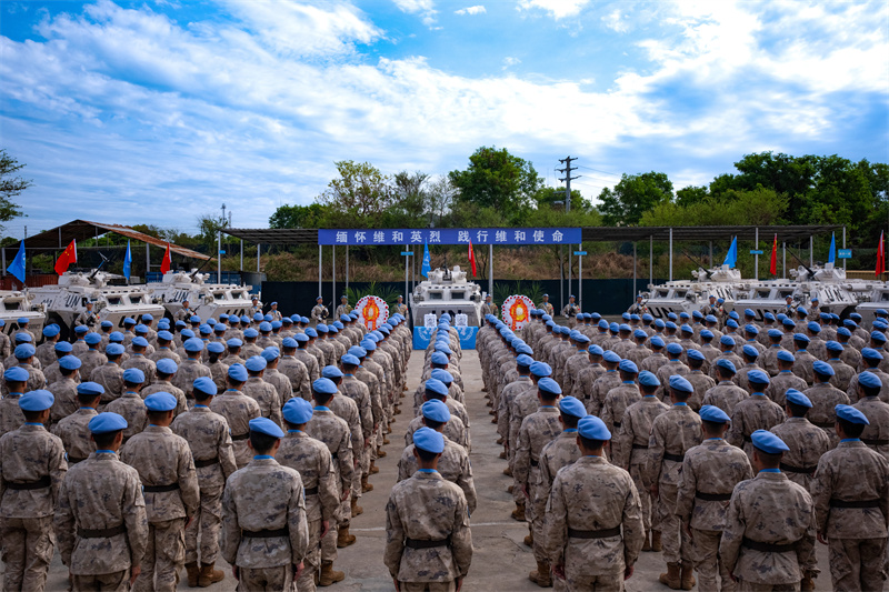 图为清明祭奠英烈活动现场。中国第十二批赴南苏丹（朱巴）维和步兵营供图
