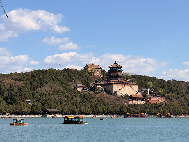 4月6日，游客在颐和园乘坐游船。人民网记者 李楠桦摄