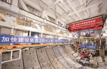 图为昨天拍摄的崇太长江隧道“领航号”盾构机施工现场。
